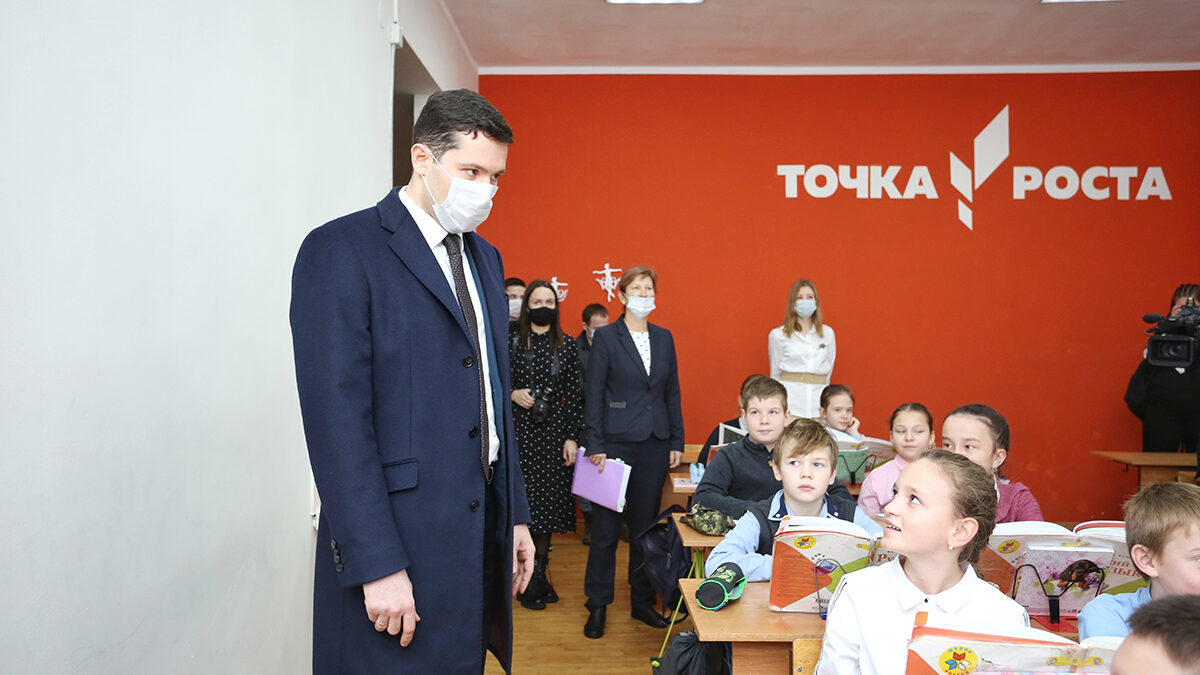 Калининградский губернатор проинспектировал школу в Ладушкине gov39.ru