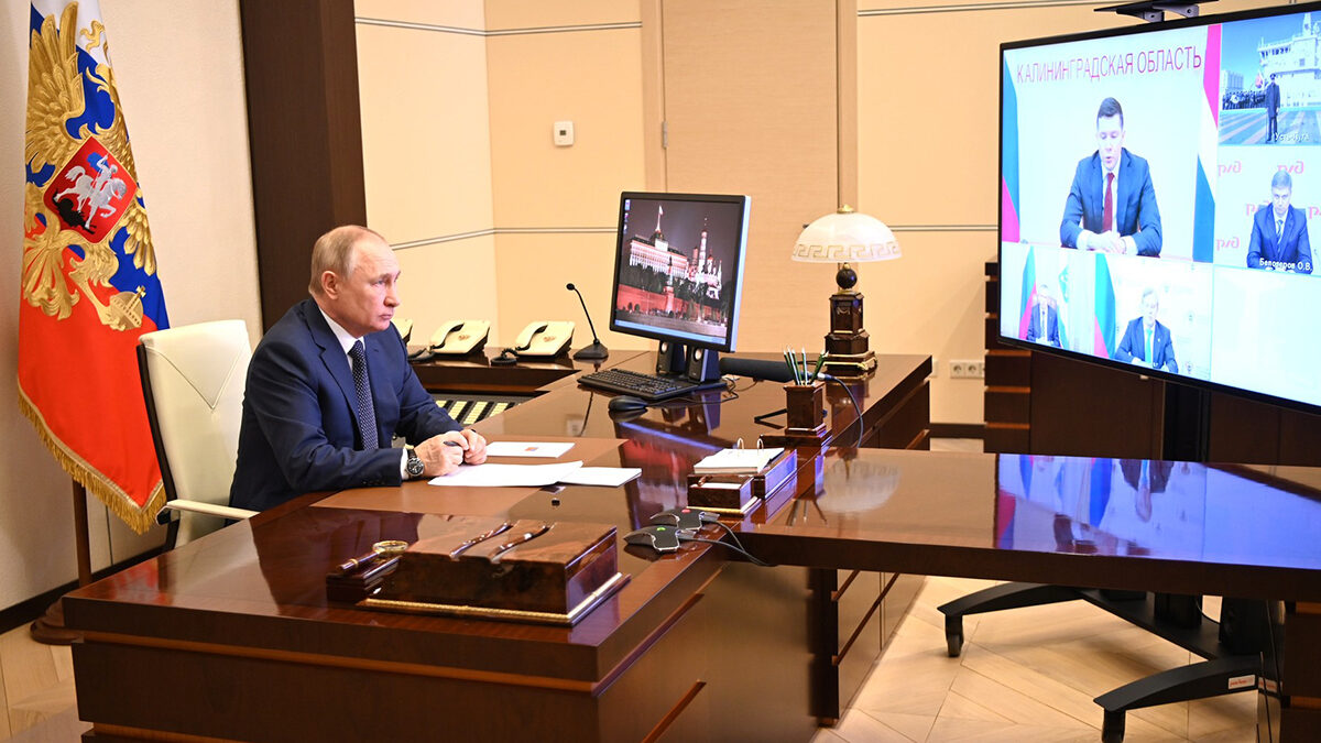 Владимир Путин поднял флаг на пароме «Маршал Рокоссовский» gov39.ru