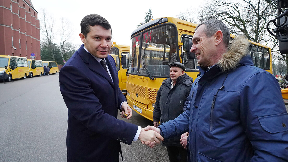 В Калининградской области вручены ключи от новых школьных автобусов gov39.ru