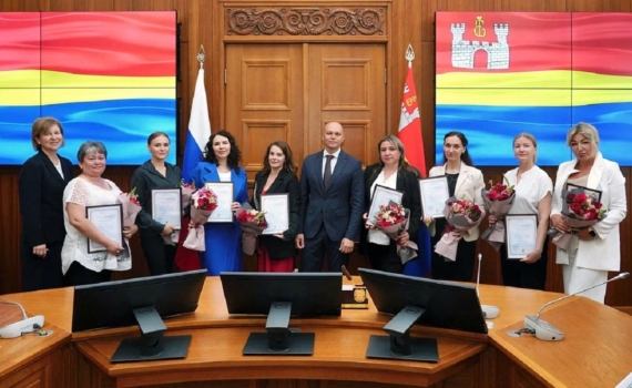 Врио губернатора Калининградской области вручил жилищные сертификаты учителям