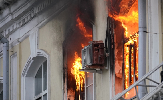 Женщина, ребенок и мужчина пострадали при пожаре в Ленинградской области Женщина, ребенок и мужчина пострадали при пожаре в Ленинградской области