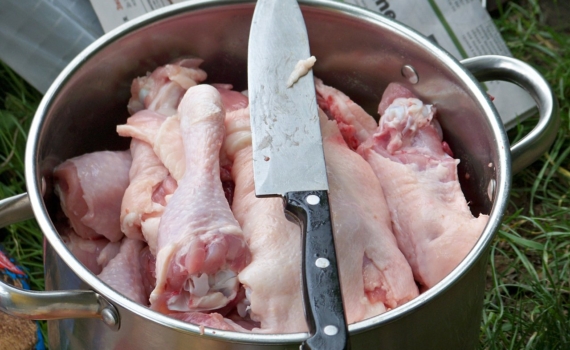 Быстрый и полезный завтрак: куриное филе как колбаса — только вкуснее Быстрый и полезный завтрак: куриное филе как колбаса — только вкуснее