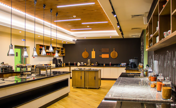 Фартук для кухни может испортить интерьер — так уже не делают: дизайнеры предупреждают Фартук для кухни может испортить интерьер — так уже не делают: дизайнеры предупреждают