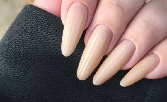 Ванильный пломбир, диско-шар и бантики: 5 идей новогоднего маникюра для корпоративов Ванильный пломбир, диско-шар и бантики: 5 идей новогоднего маникюра для корпоративов