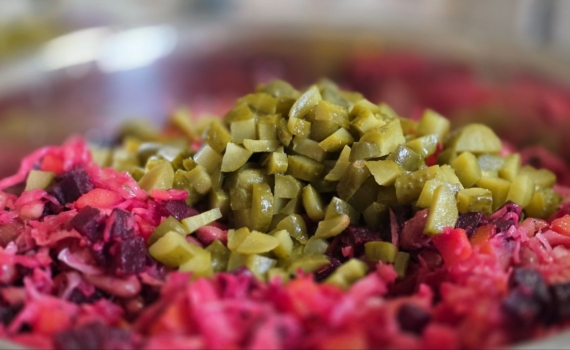 Рецепт шведского салата с нежной сельдью — яркая альтернатива традиционной шубе на Новый год Рецепт шведского салата с нежной сельдью — яркая альтернатива традиционной шубе на Новый год